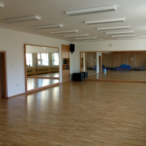  Taneční sál se zrcadly a odpruženou podlahou